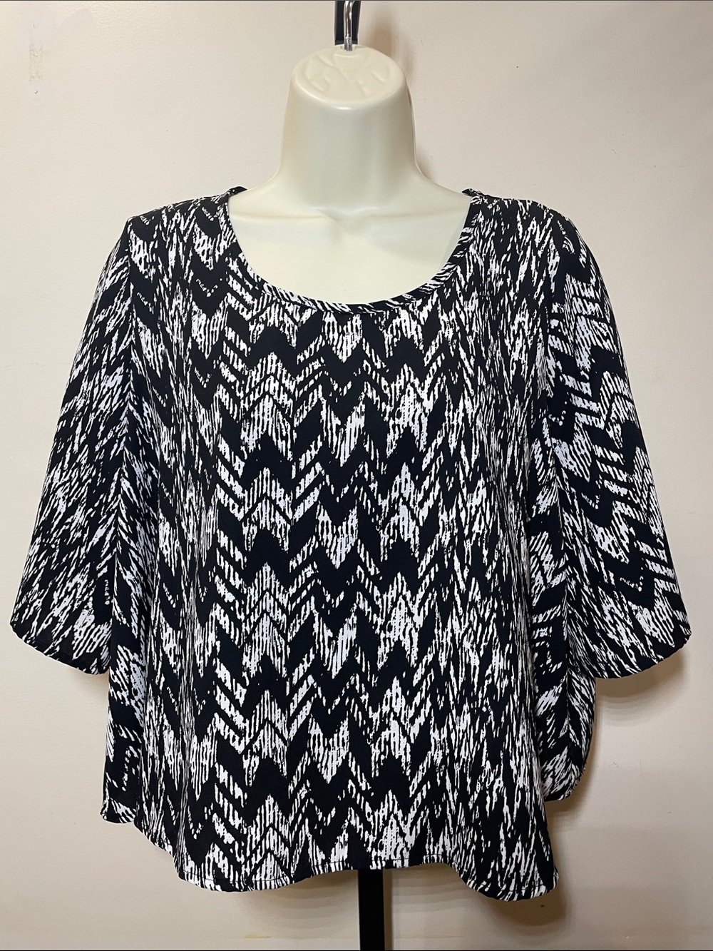 B Jewel Black & White Zigzag Swing Top